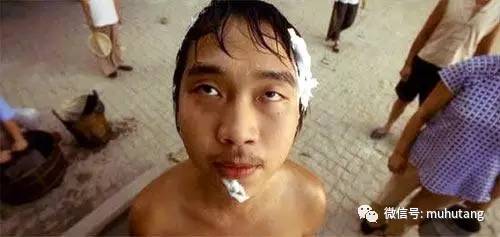 周星驰凭借少林足球拿影帝现场,周星驰在少林足球中的落魄镜头