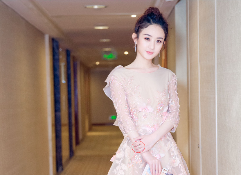 赵丽颖晒出手上戴着戒指的照片,赵丽颖近期红毯秀