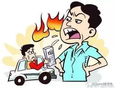 学车受不了气跟教练打起来了,驾校练车教练差点被车撞上墙