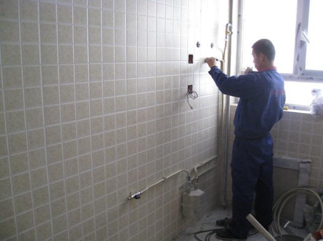 厨房烟道安装全过程视频,厨房外墙烟道开孔注意事项