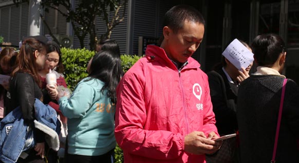 跑腿小哥七夕帮排队,跑腿小哥月入一万