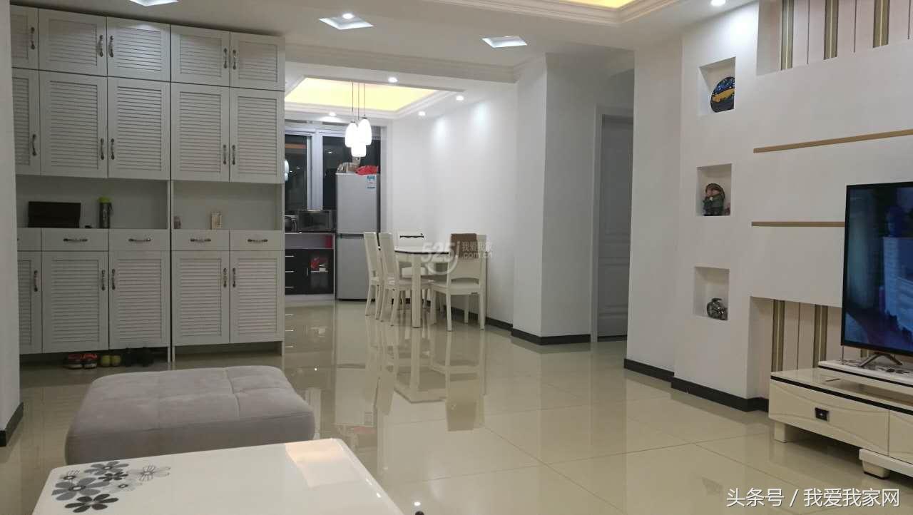 楼梯在正中,楼梯小横梁凸出墙体