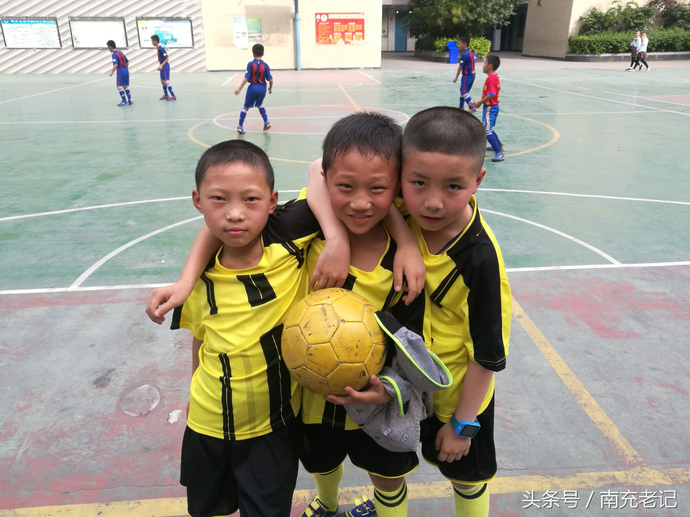 南充顺庆区中小学生篮球比赛,南充仪凤街小学的足球比赛