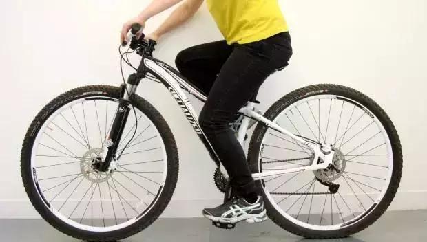 穿锁鞋骑车膝盖疼怎么回事,骑车膝盖疼一招搞定