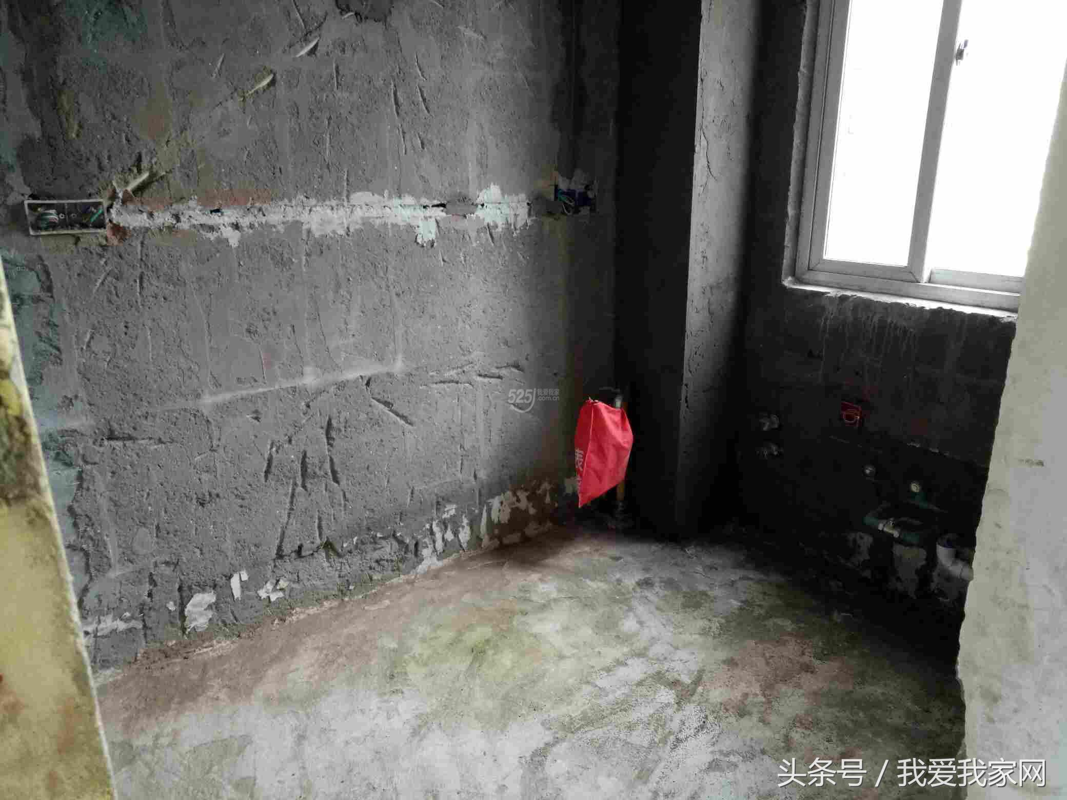 楼梯在正中,楼梯小横梁凸出墙体