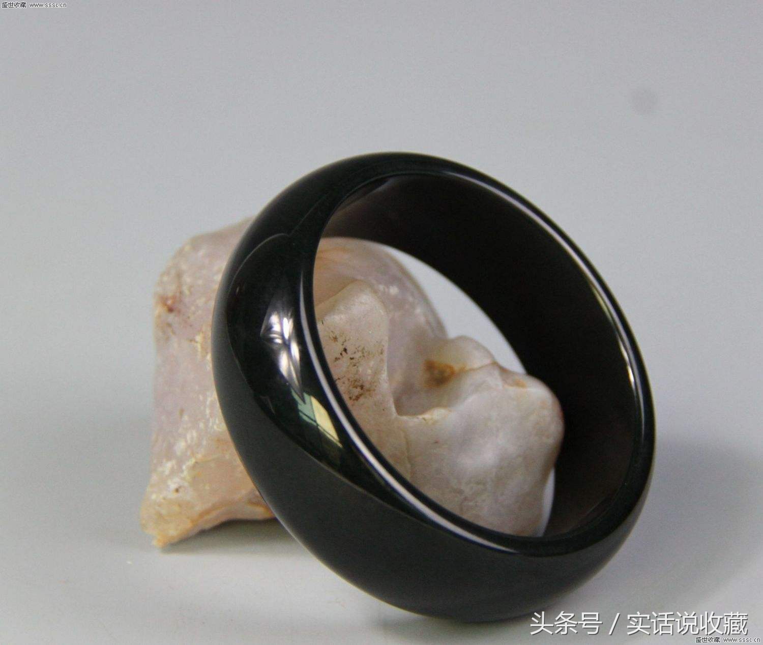 怎么鉴别和田玉手镯,玉手镯买翡翠手镯还是和田玉手镯