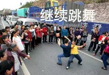 别跟老人比时髦，别不信，你老了可未必有他们会玩