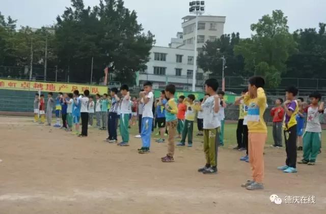 小孩学踢足球视频,小朋友学踢足球视频