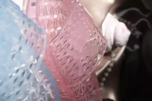 国外“天后”代言的潮鞋，怎么感觉就是街边常见的塑料拖鞋呢