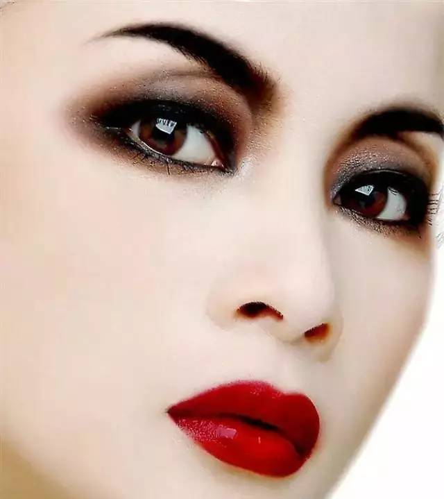 适合晚宴化妆的妆容,晚宴眼妆怎么化妆