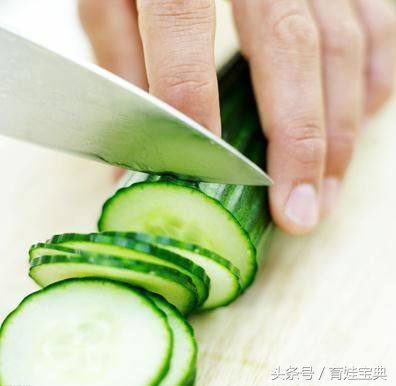 宝宝长了好多痱子一直挠怎么办,宝宝长痱子很痒一直挠