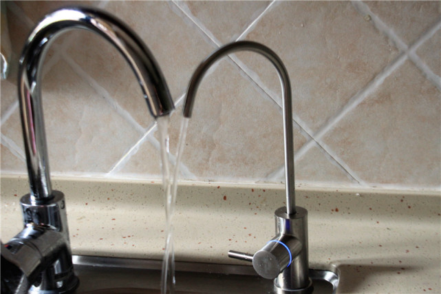 净水机净化出健康的水,万元净水机