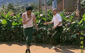 男子骑电瓶车失控撞上路边小哥,男子骑电动车撞上路边停放车受伤