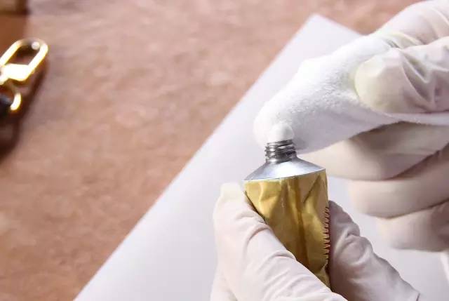 五金不掉色的包包,奢侈品包包五金划痕修复