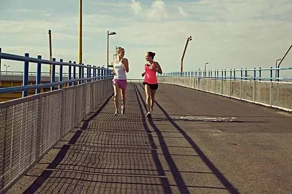 冷水洗澡有助于睡眠吗,冷水洗澡养生保健