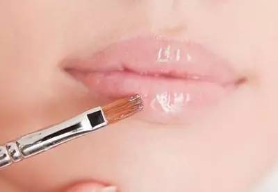 别让嘴唇纹暴露了你的年龄,淡化唇纹超级有效的方法