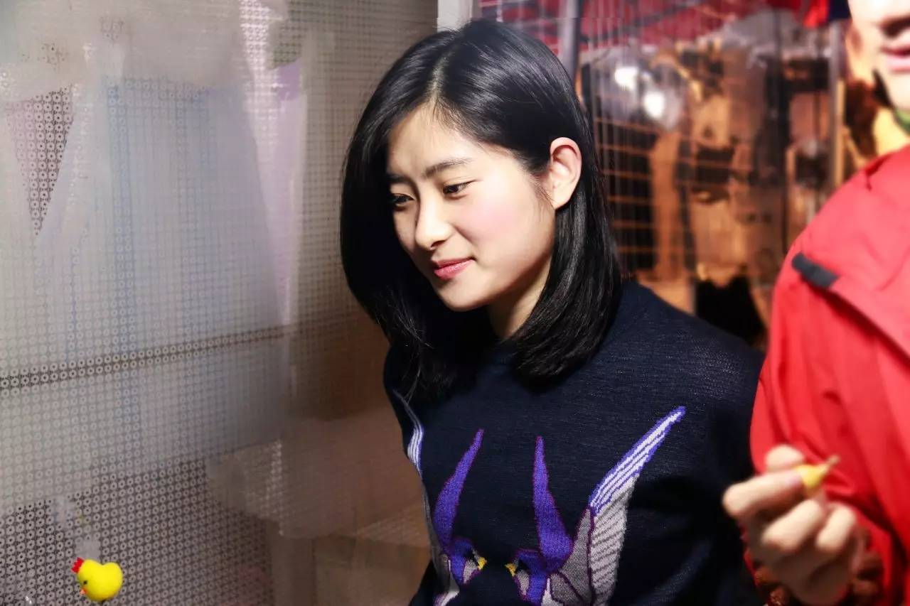 杭州吴山广场夜市美女,吴山夜市摊主