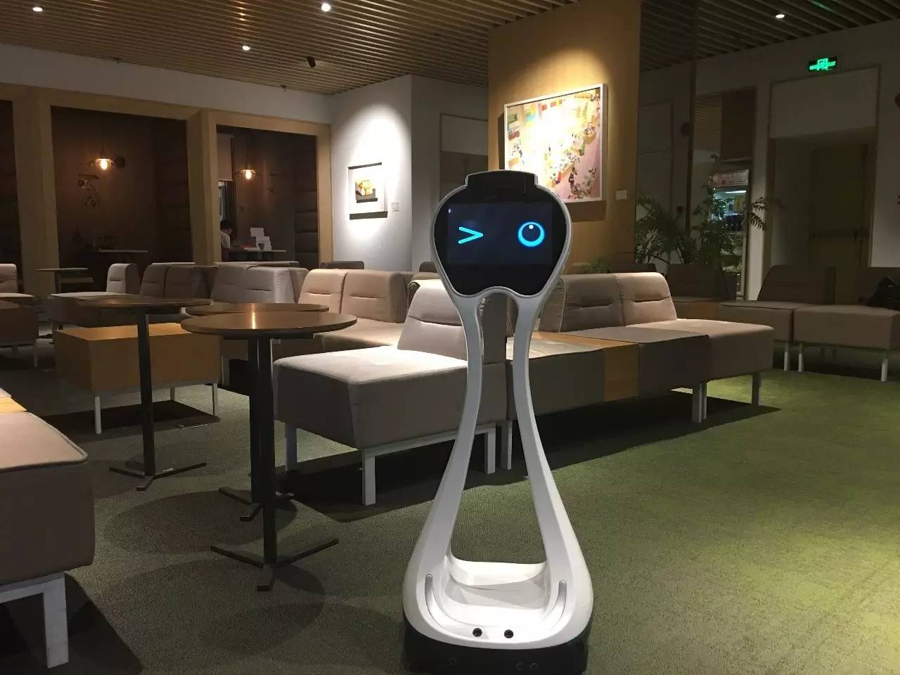 一句“可乐帮帮忙”，唤醒轻量级导购机器人