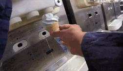 小朋友，你才多大呀？就敢搞鸡！妈妈同意了吗？