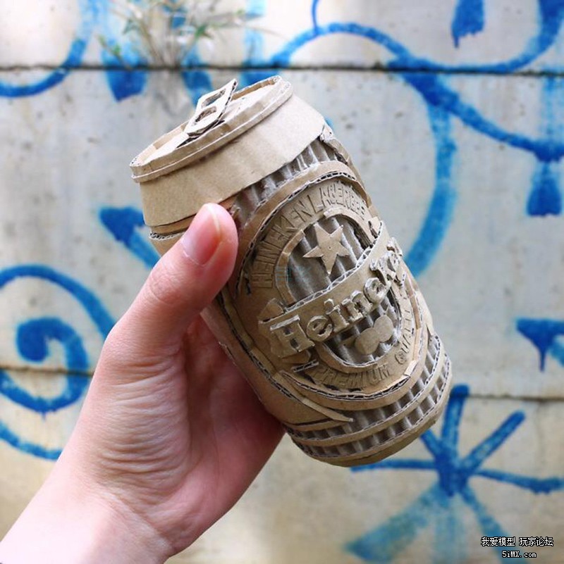 一个日本的萌妹子为了玩模型竟然在废纸堆做这种事情