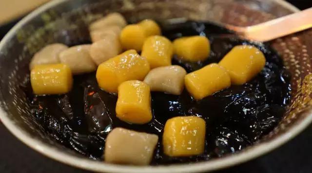 正宗的龟苓膏是什么配料,甜品店正宗龟苓膏的制作方法