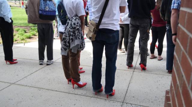 一群老外穿高跟鞋走台步,欧美壮汉穿高跟鞋街头