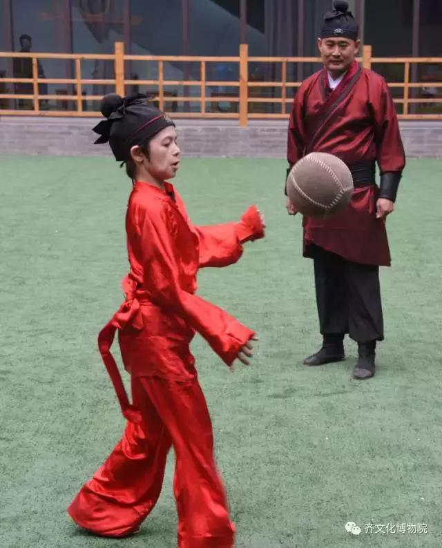 英国父子到山东临淄习练古代蹴鞠
