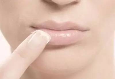 别让嘴唇纹暴露了你的年龄,淡化唇纹超级有效的方法