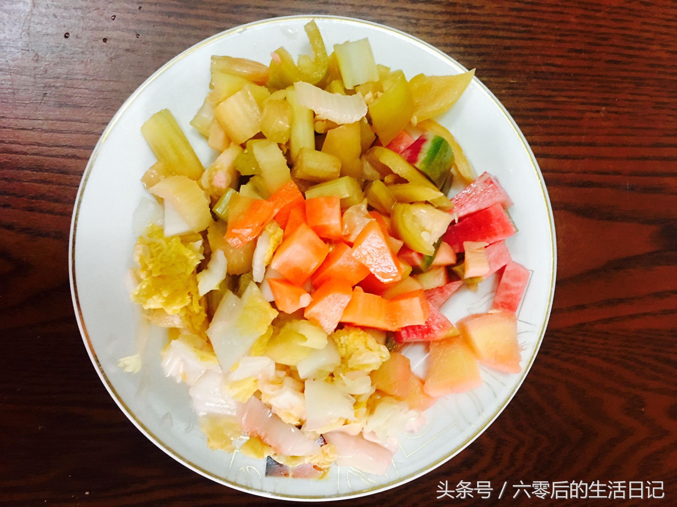 如何用吃剩的泡菜水腌泡菜,腌制泡菜上面有一层白沫怎么处理