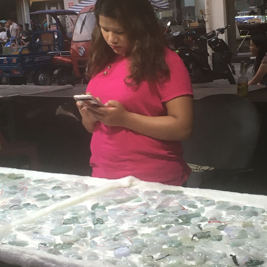 云南瑞丽德龙国际珠宝城全景,瑞丽德隆国际珠宝夜市