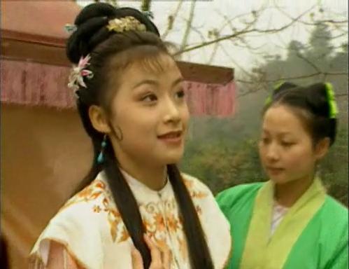 杨幂佟丽娅都给她做过配，但好像自从她整容消息传出后就少出现了