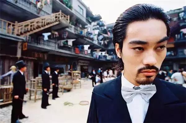 神似李小龙小伙子,长相酷似李小龙的人