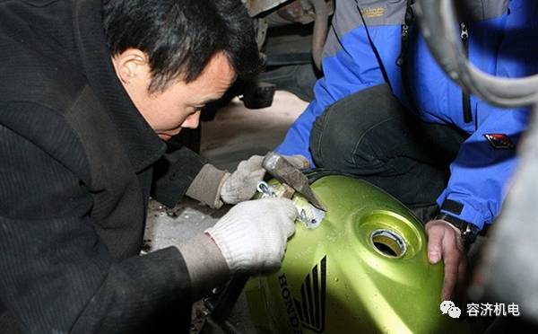 摩托车油箱凹陷怎么恢复视频,摩托油箱撞凹了怎么修复