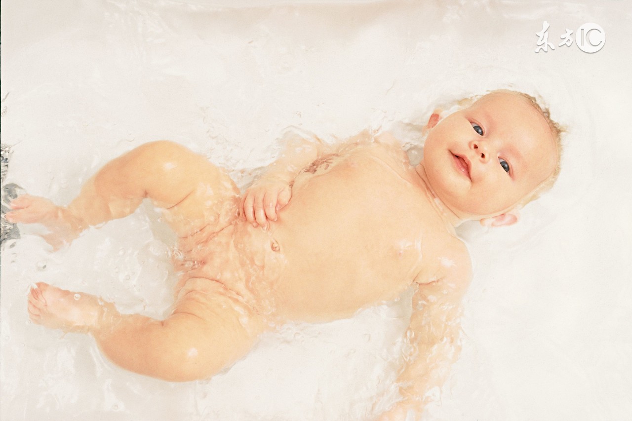 给婴幼儿洗澡时应注意什么,夏天给宝宝洗澡的正确方法