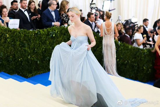 大幂幂大表姐美得稳妥可我更喜欢“玩很大”的日日和水果姐！