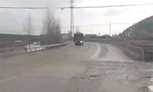 图文笑话：兄弟，你说普通话吧，你这四川话我听的脑壳疼