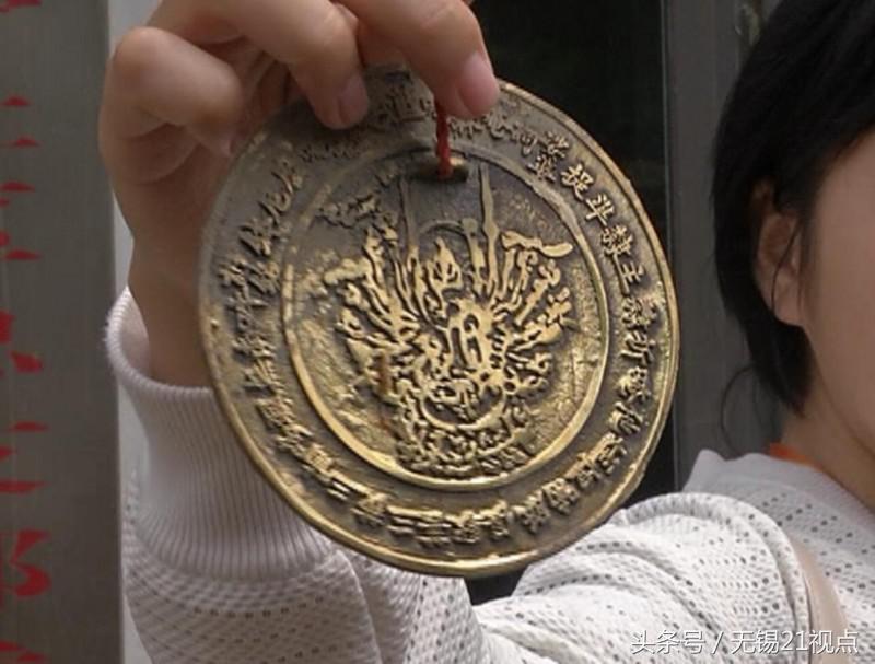 八卦镜高挂大门口邻里“斗法”伤感情