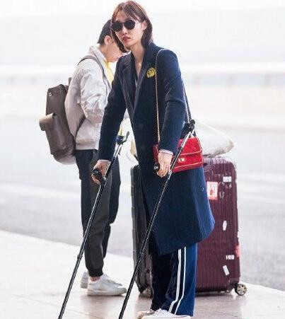 白百何与古力娜扎,娜扎打石膏