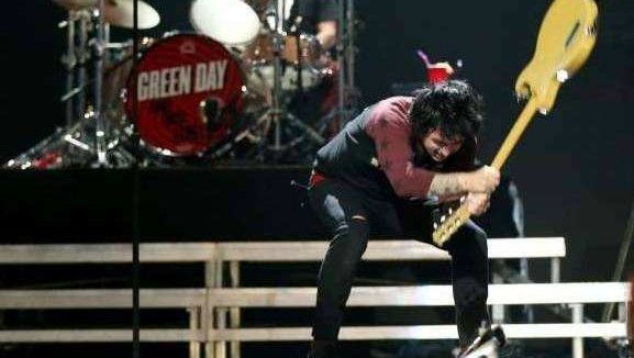 赵雷在成都演唱会现场喊谁,小伙在酒吧唱成都赵雷现身