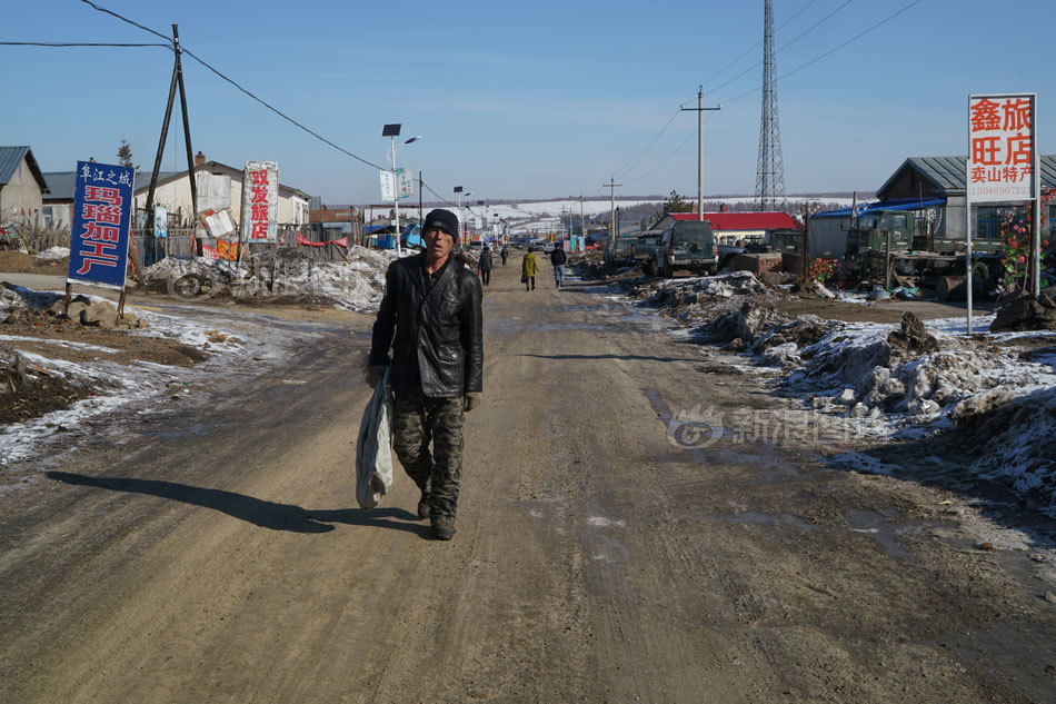 “疯狂的玛瑙”农民工熬夜寻宝，“淘石客”日赚千元的心酸~