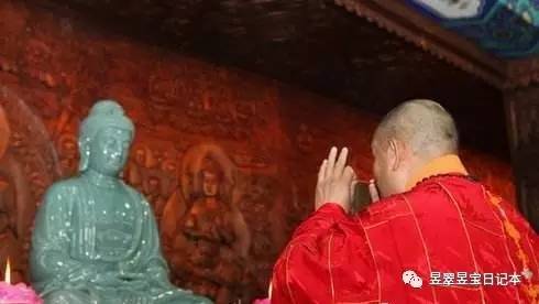 翡翠佳名世共稀,佛堂高下巧相宜