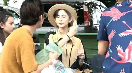 古力娜扎为什么晒不黑？人肉实验-两种防晒喷雾大比拼