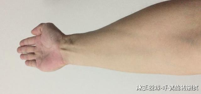 羽毛球杀球过程中挥拍是放松的吗,羽毛球如何挥拍不伤手腕与肘关节