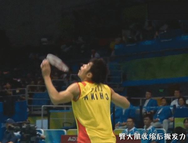 羽毛球杀球过程中挥拍是放松的吗,羽毛球如何挥拍不伤手腕与肘关节