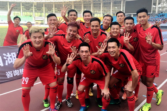 香港明星足球队来杭州谭咏麟,谭咏麟参加香港艺人足球队慈善赛