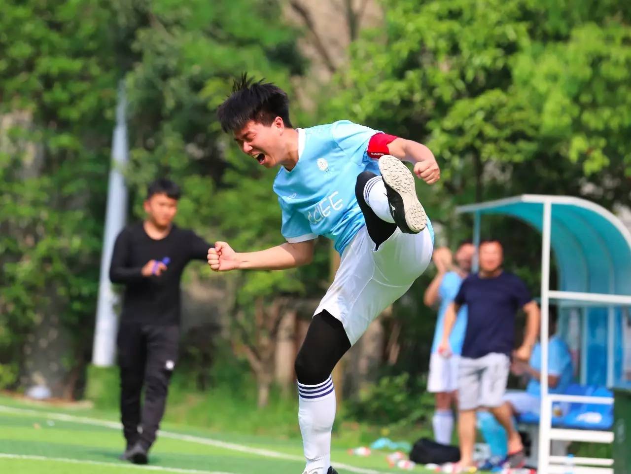 他们上演了一场杭州版实况足球，用爱搭起希望的桥梁！