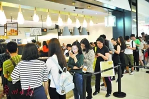 入口几分钟排队三小时网红店铺生意这么火其实全靠托儿?
