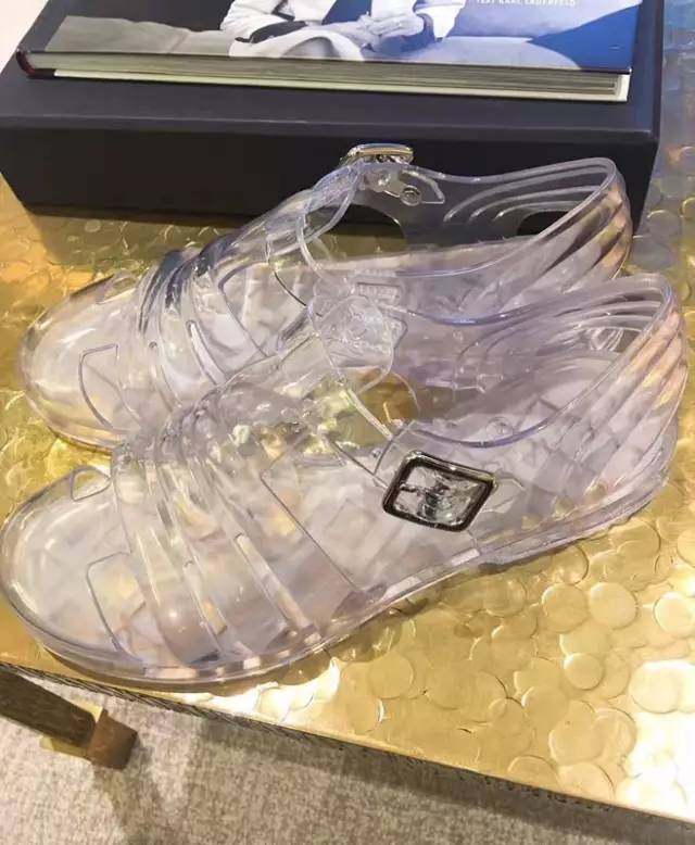 香奈儿4000块钱一双的水晶凉鞋,香奈儿塑料凉鞋