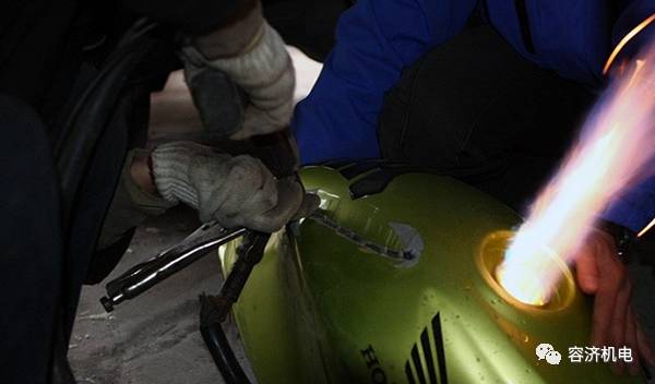 摩托车油箱凹陷如何恢复,摩托车油箱凹陷如何处理