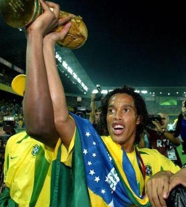 一笑泯恩仇罗纳尔迪尼奥,魔幻般的步伐罗纳尔迪尼奥